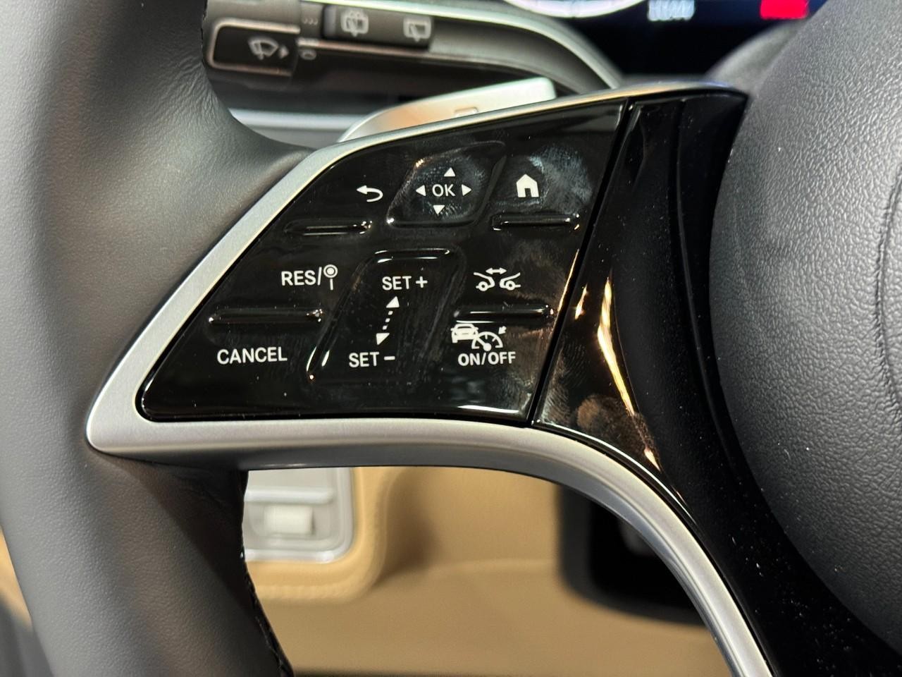 Mercedes-Benz GLE Vehicle Full-screen Gallery Image 32