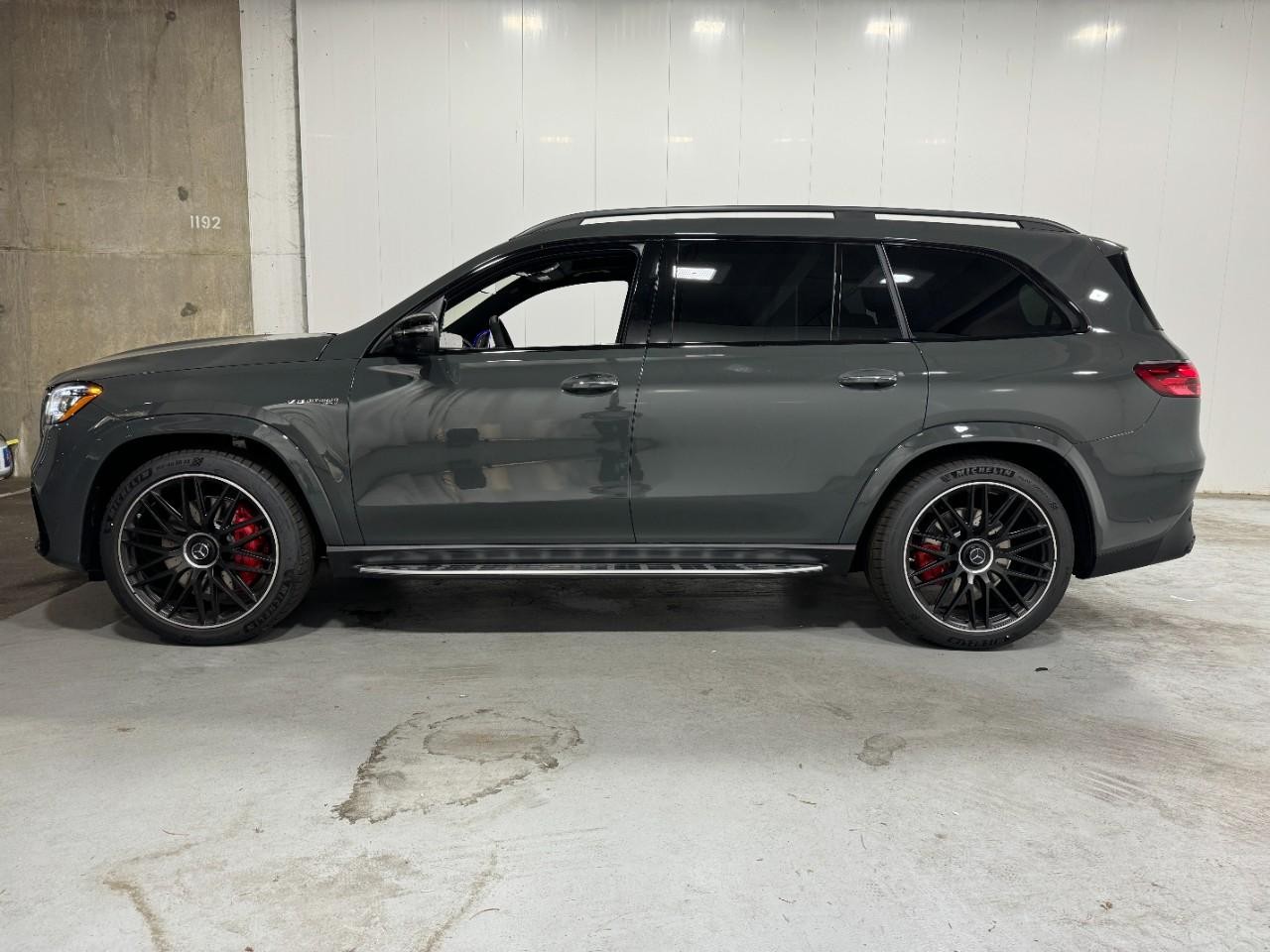 Mercedes-Benz GLS Vehicle Full-screen Gallery Image 2