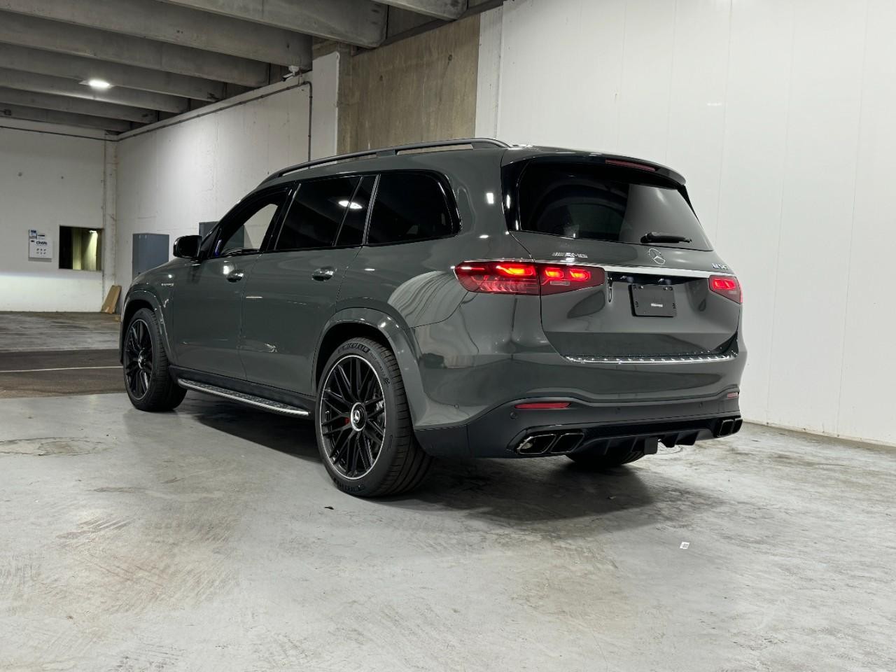 Mercedes-Benz GLS Vehicle Full-screen Gallery Image 3