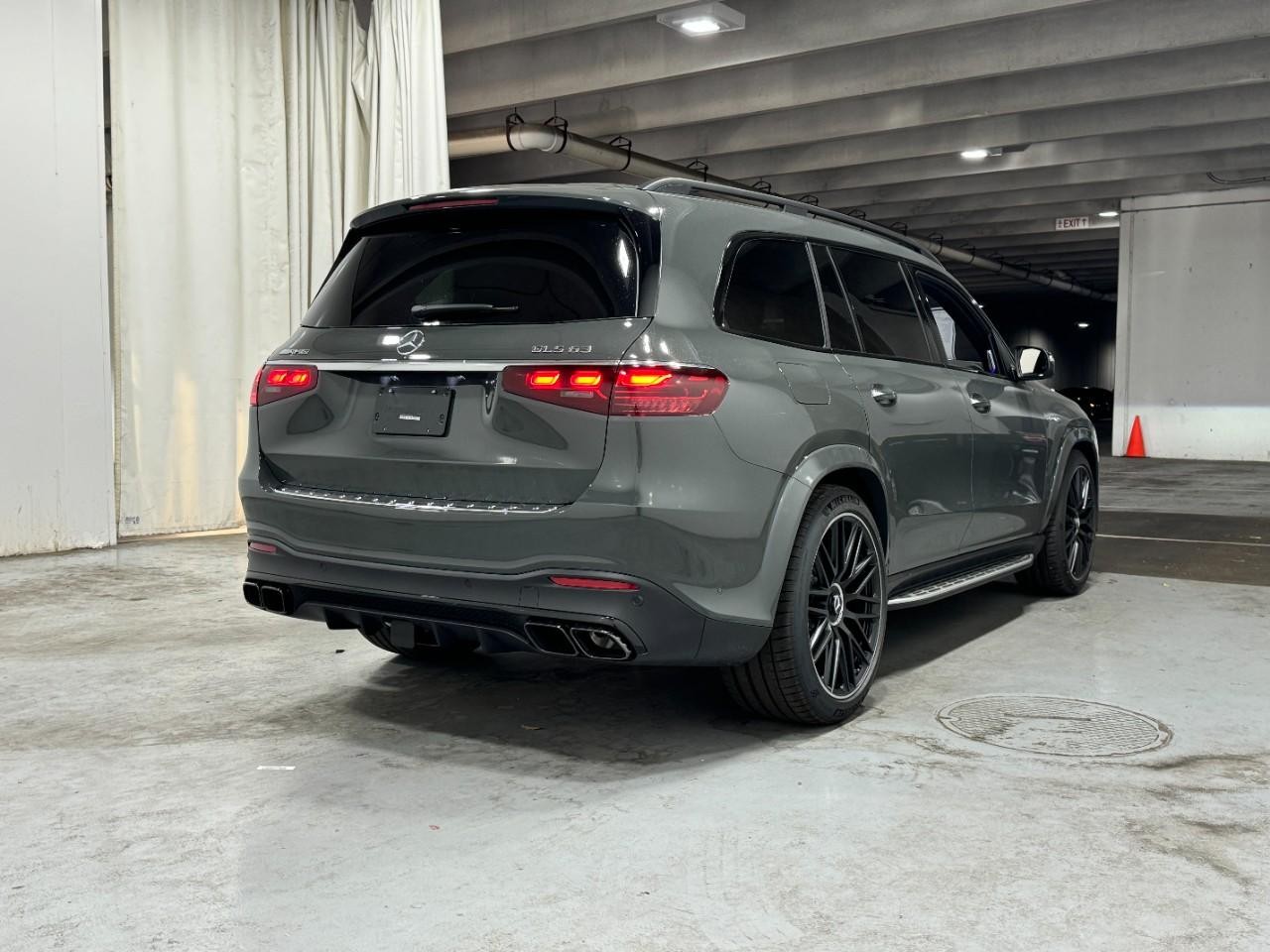 Mercedes-Benz GLS Vehicle Full-screen Gallery Image 4