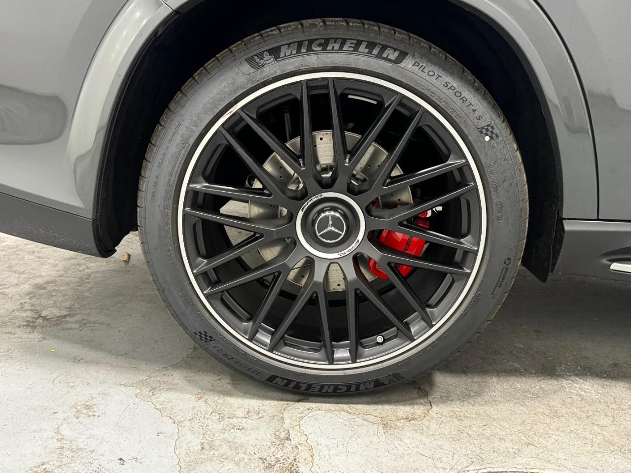 Mercedes-Benz GLS Vehicle Full-screen Gallery Image 5