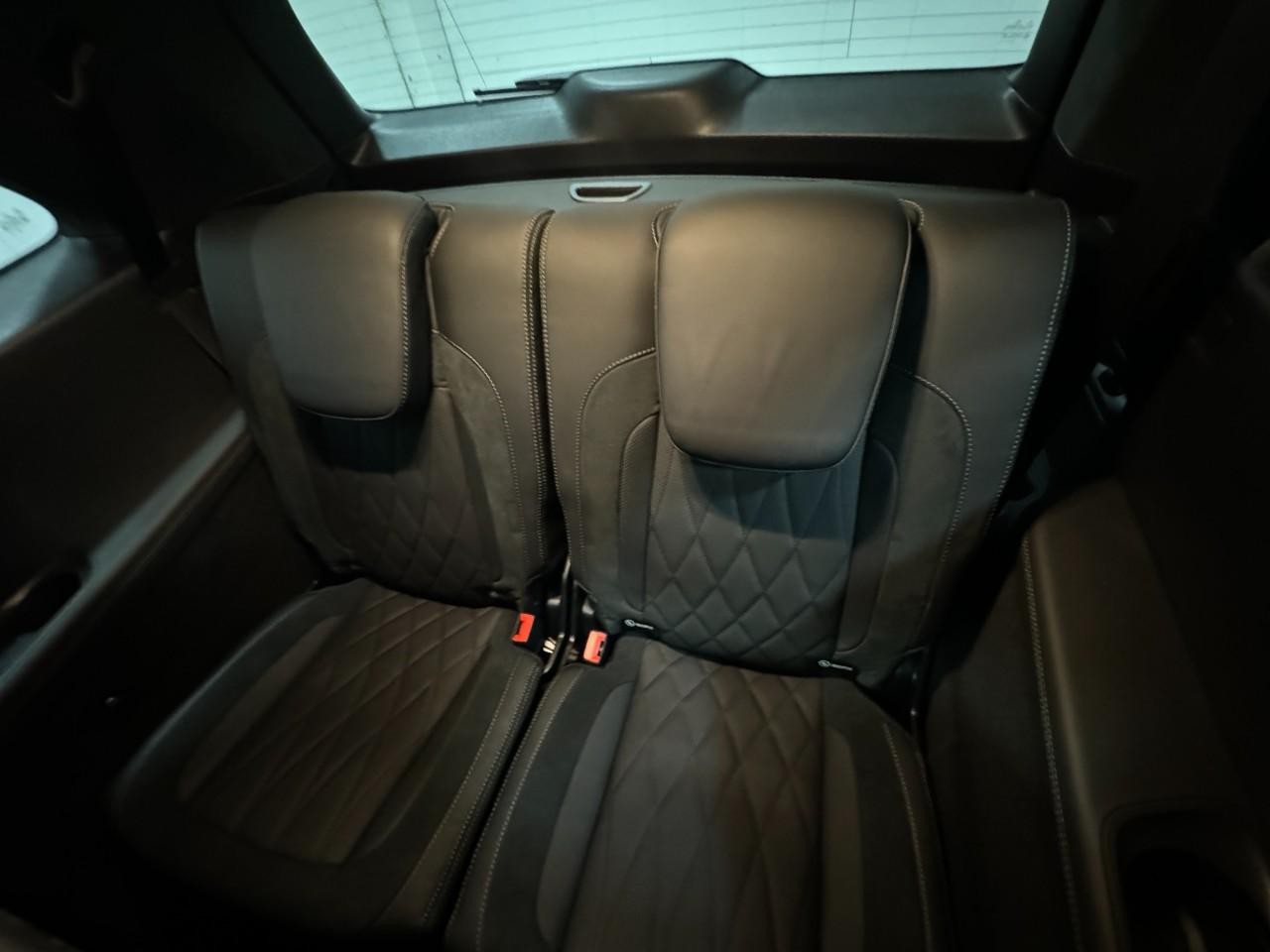 Mercedes-Benz GLS Vehicle Full-screen Gallery Image 8