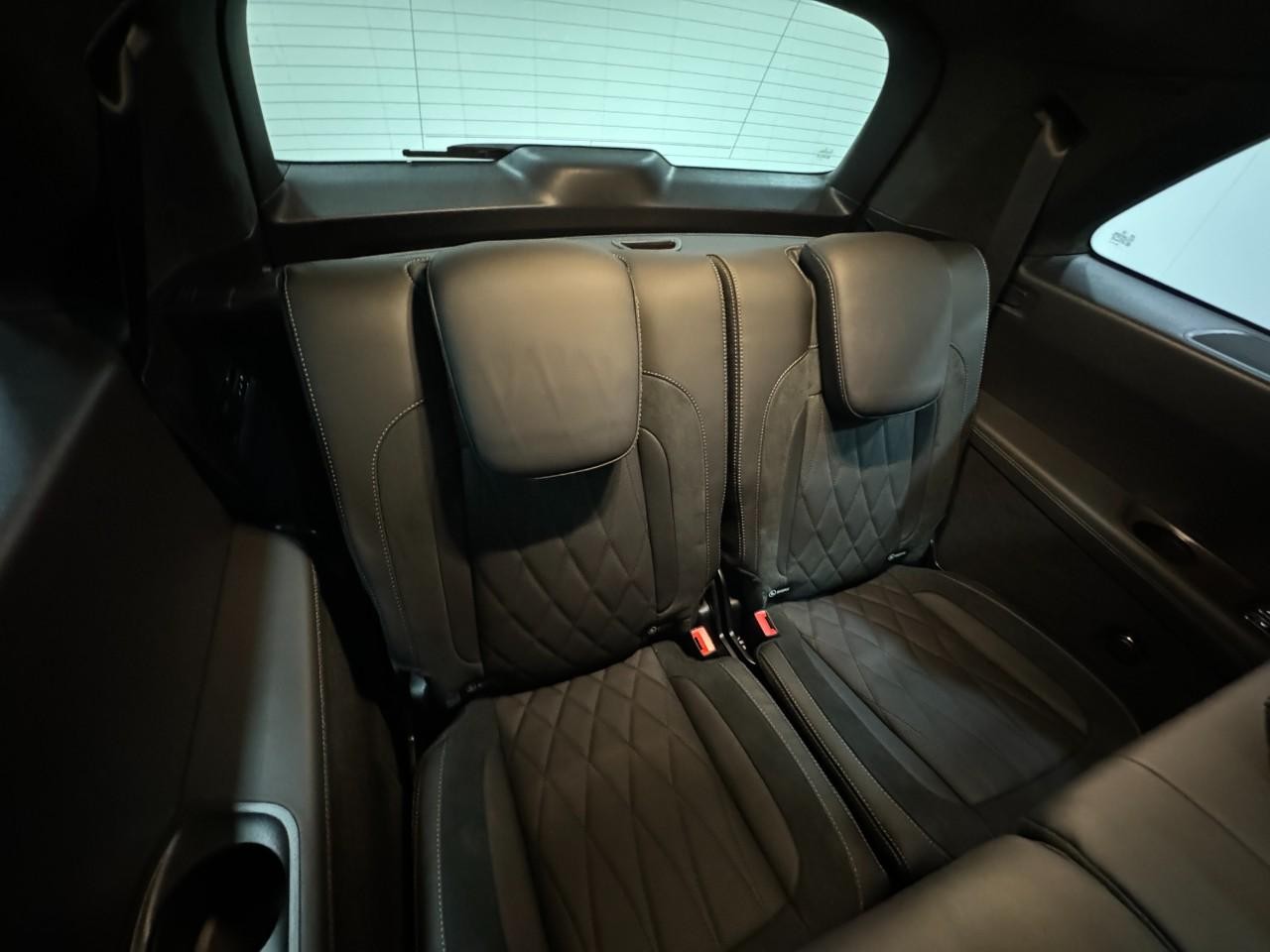 Mercedes-Benz GLS Vehicle Full-screen Gallery Image 11