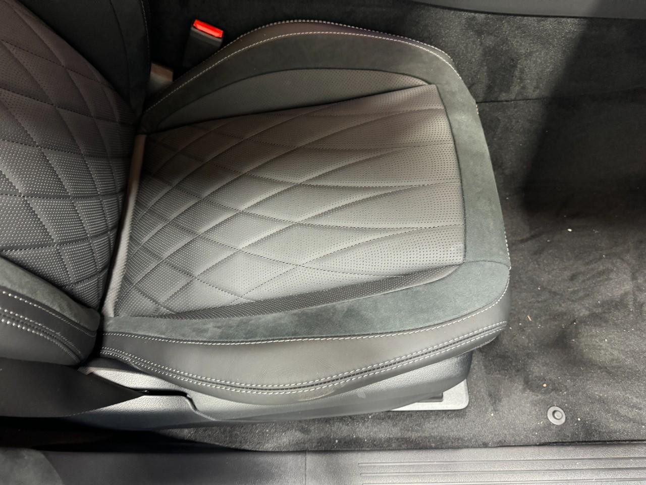 Mercedes-Benz GLS Vehicle Full-screen Gallery Image 22