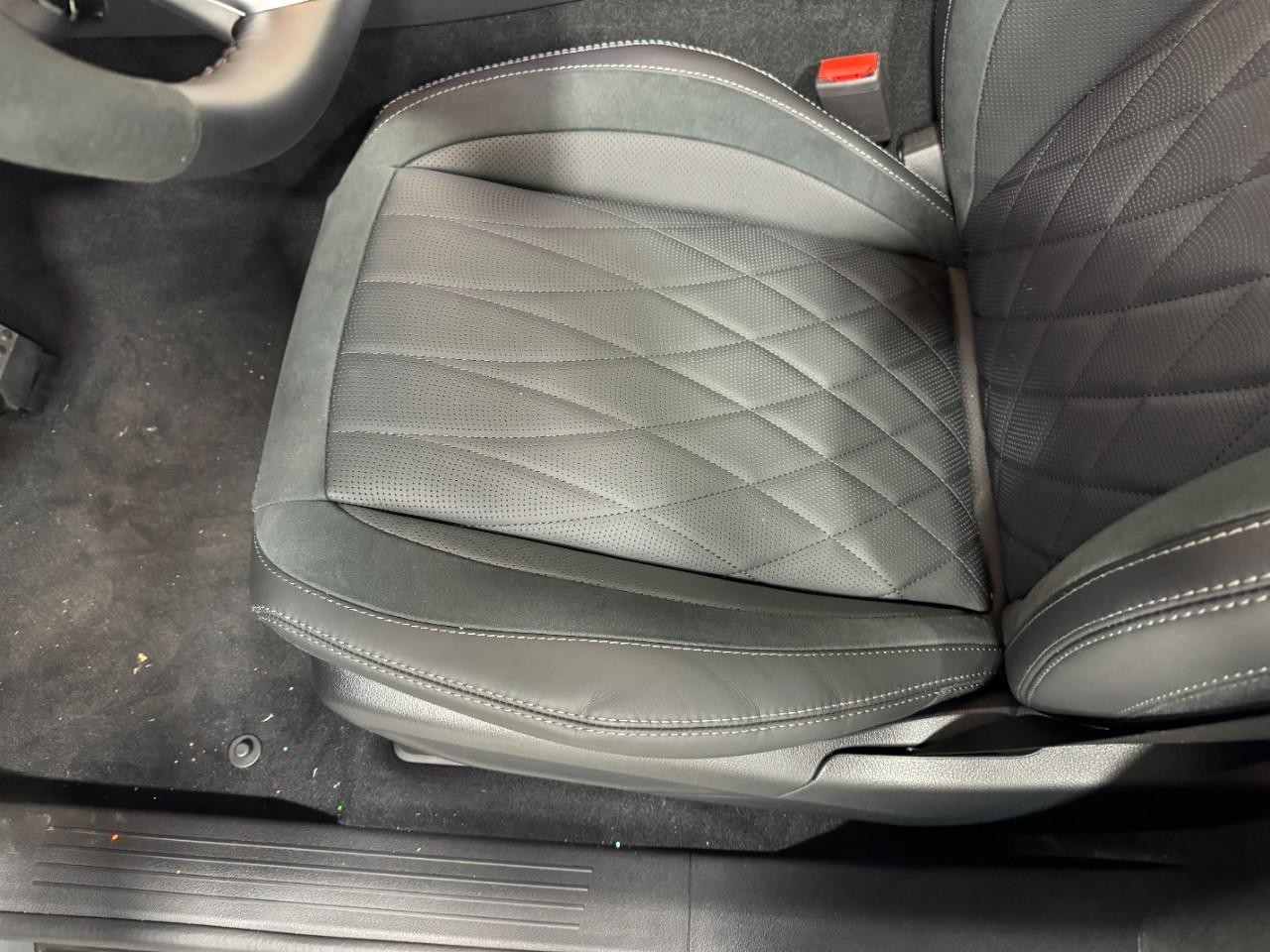 Mercedes-Benz GLS Vehicle Full-screen Gallery Image 32