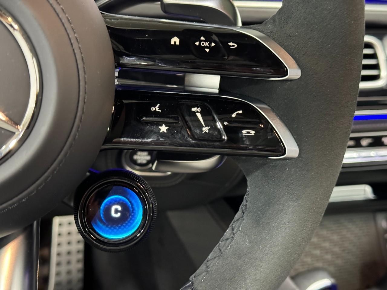 Mercedes-Benz GLS Vehicle Full-screen Gallery Image 35