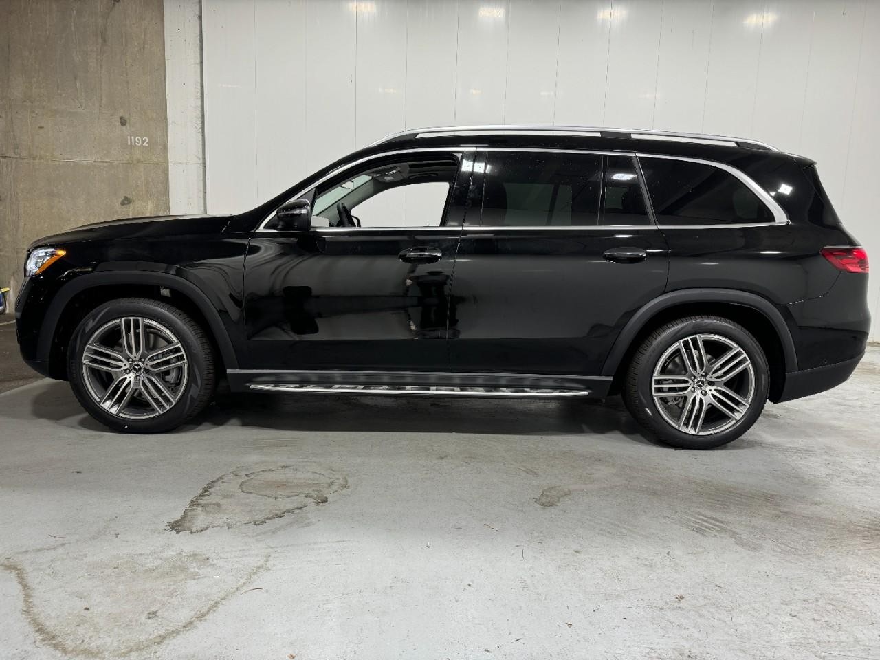 Mercedes-Benz GLS Vehicle Full-screen Gallery Image 2