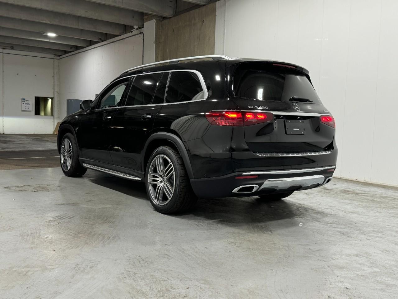 Mercedes-Benz GLS Vehicle Full-screen Gallery Image 3