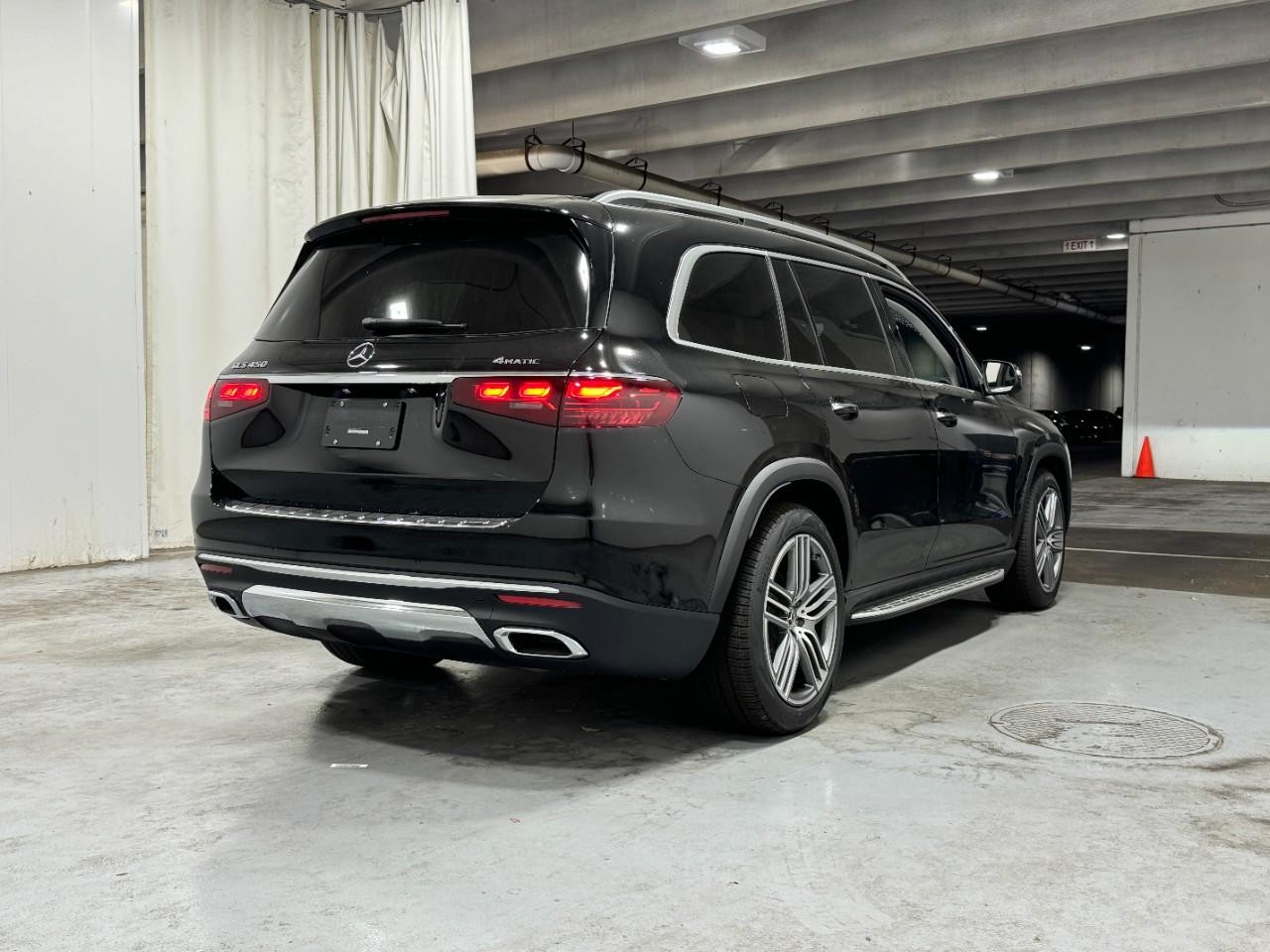 Mercedes-Benz GLS Vehicle Full-screen Gallery Image 4