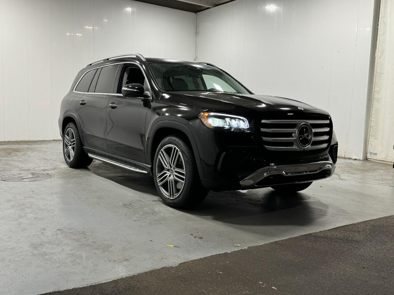 Mercedes-Benz GLS Vehicle Full-screen Gallery Image 6