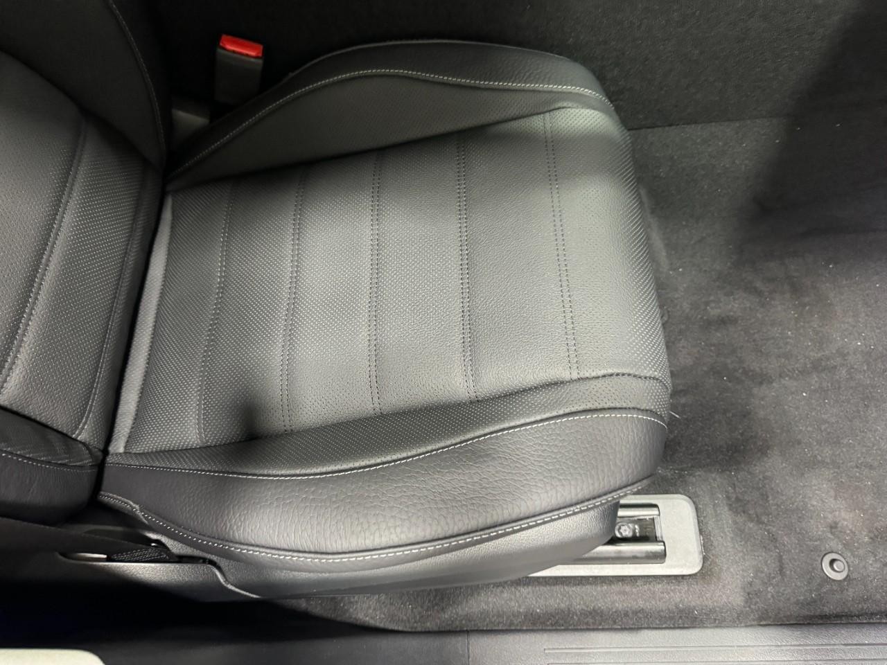 Mercedes-Benz GLS Vehicle Full-screen Gallery Image 22