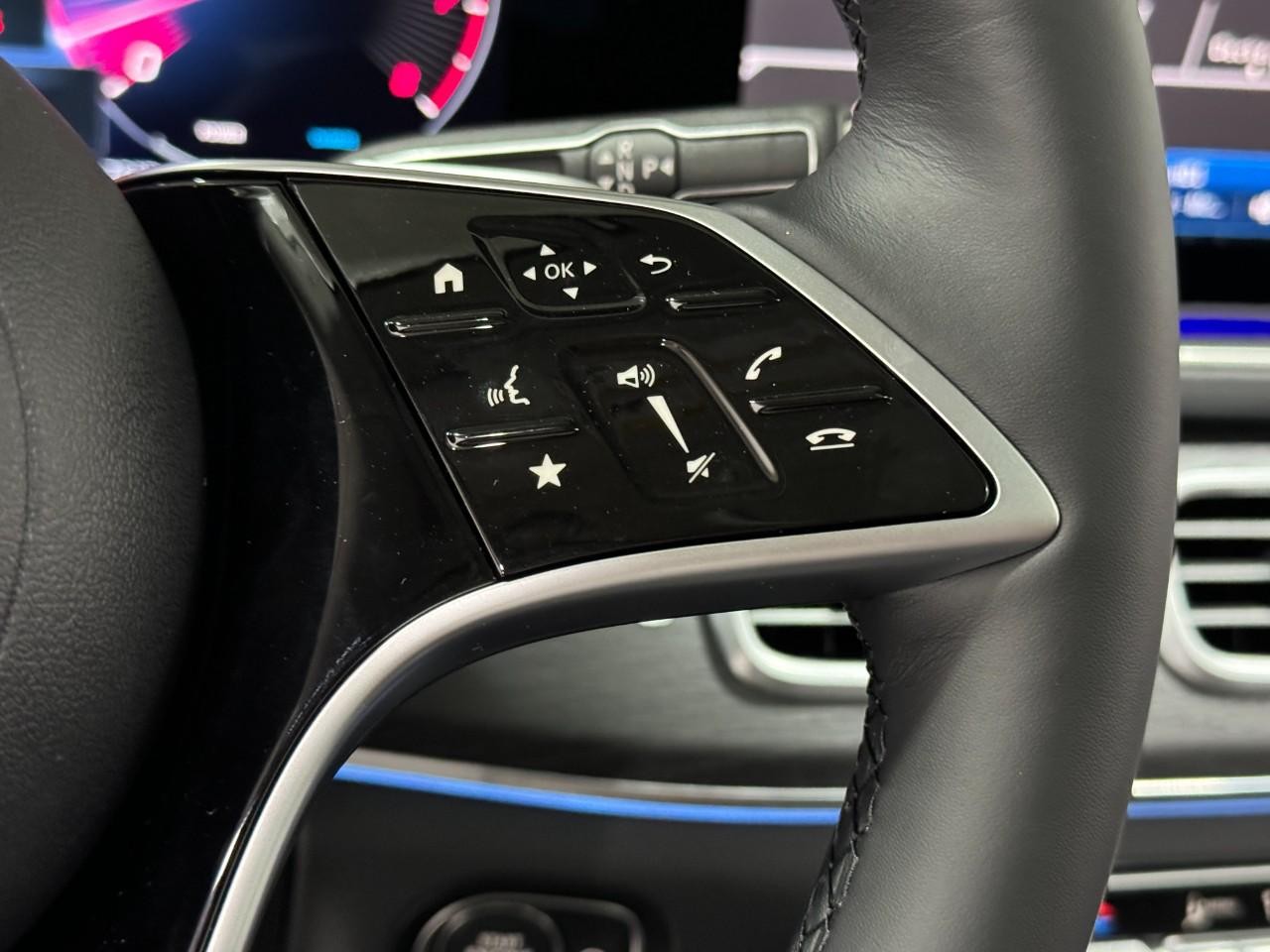 Mercedes-Benz GLS Vehicle Full-screen Gallery Image 35