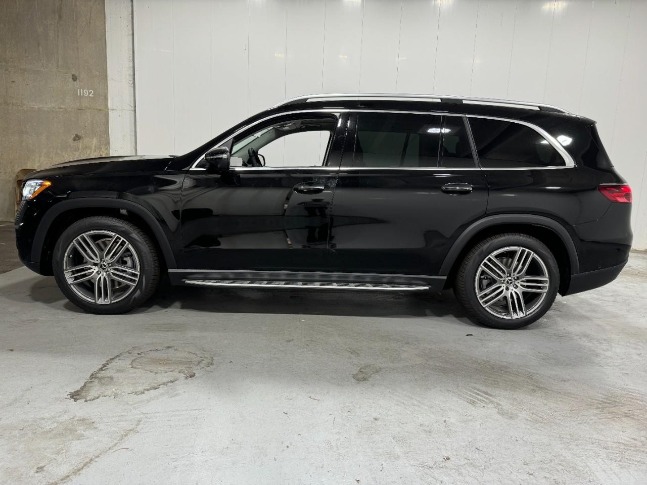 Mercedes-Benz GLS Vehicle Full-screen Gallery Image 2