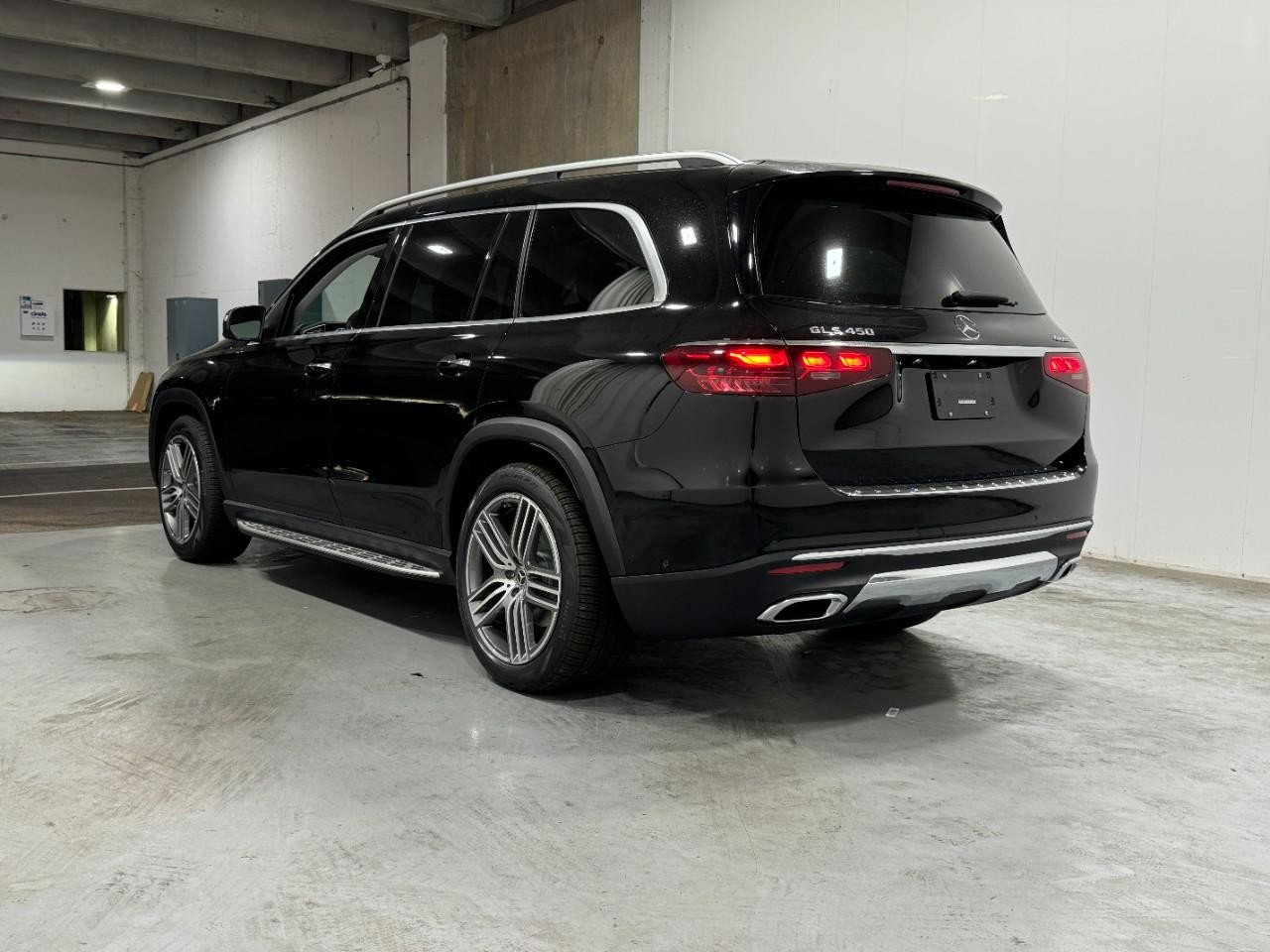 Mercedes-Benz GLS Vehicle Full-screen Gallery Image 3