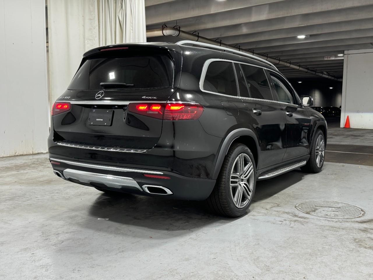 Mercedes-Benz GLS Vehicle Full-screen Gallery Image 4