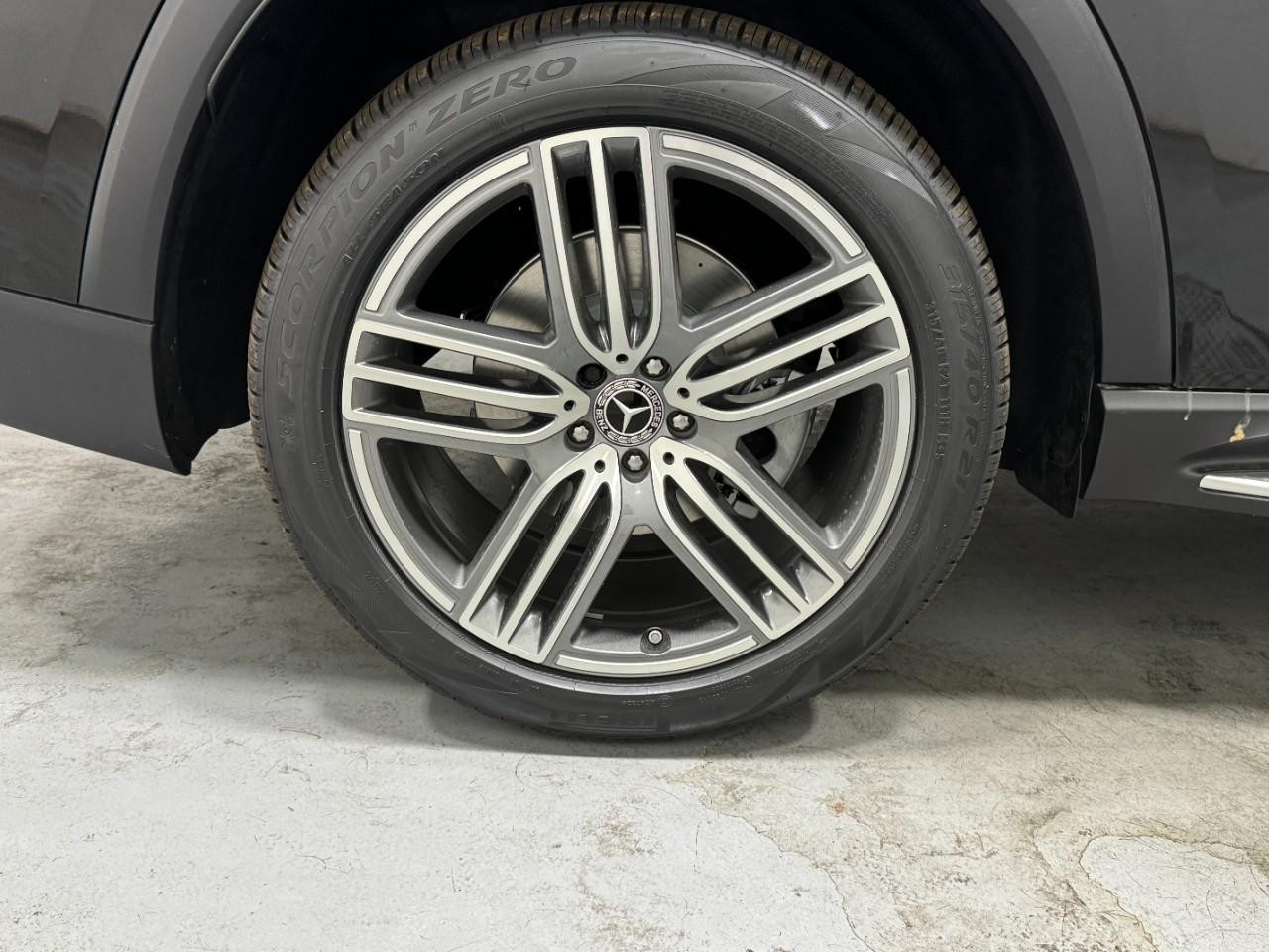 Mercedes-Benz GLS Vehicle Full-screen Gallery Image 5