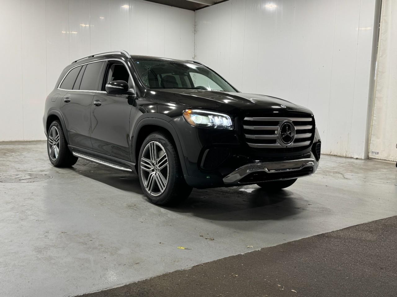 Mercedes-Benz GLS Vehicle Full-screen Gallery Image 6