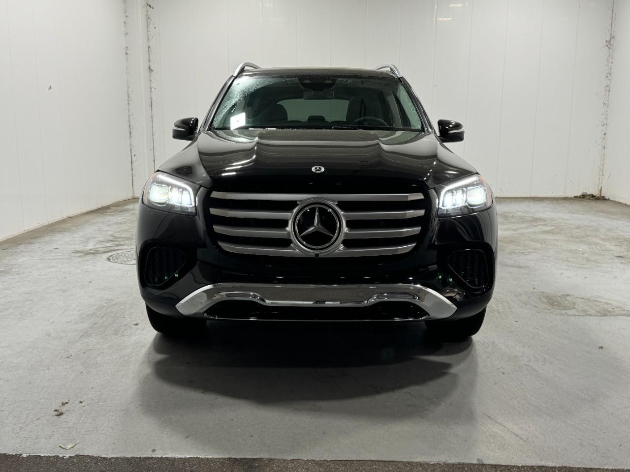 Mercedes-Benz GLS Vehicle Full-screen Gallery Image 7