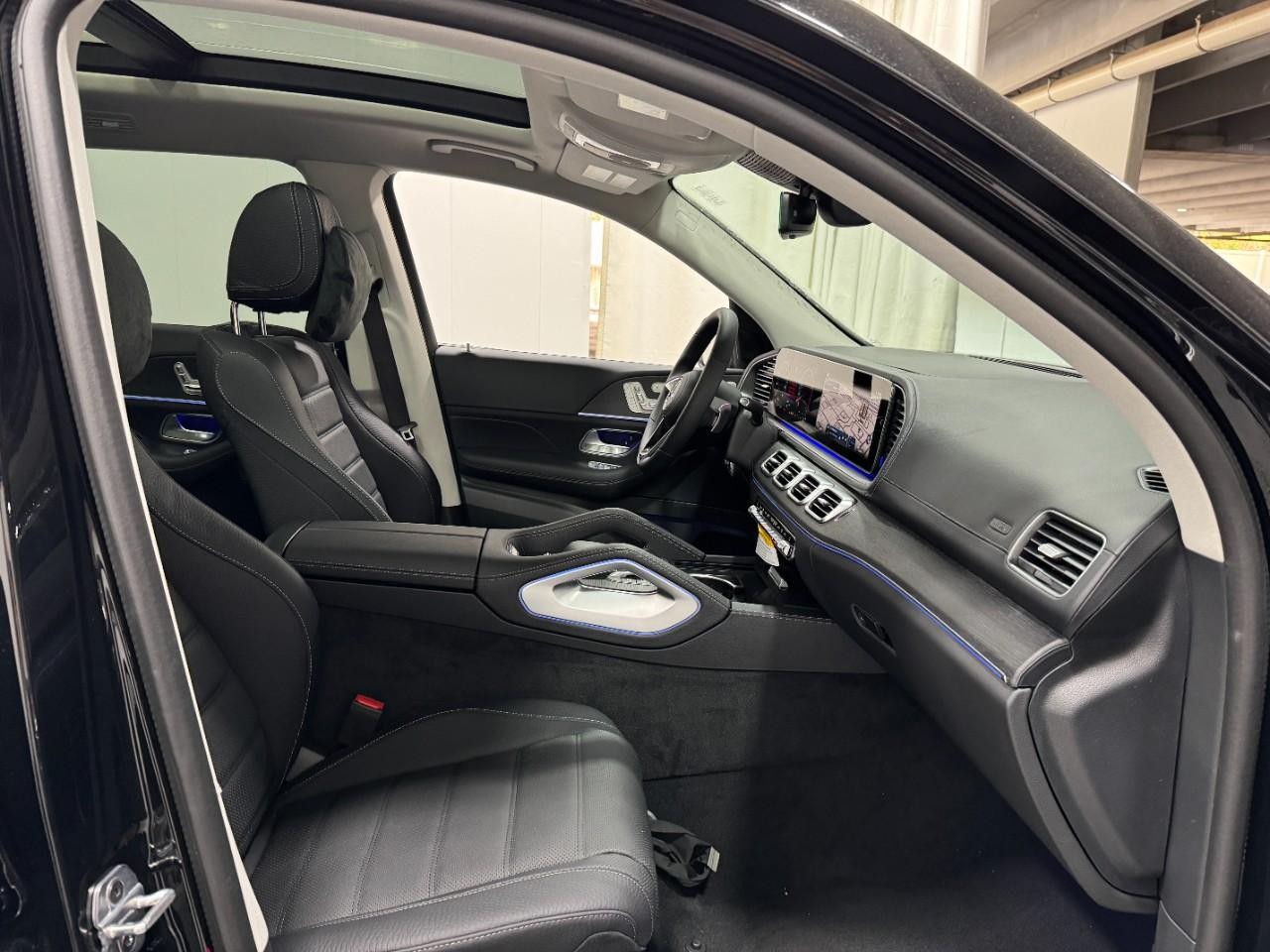 Mercedes-Benz GLS Vehicle Full-screen Gallery Image 21