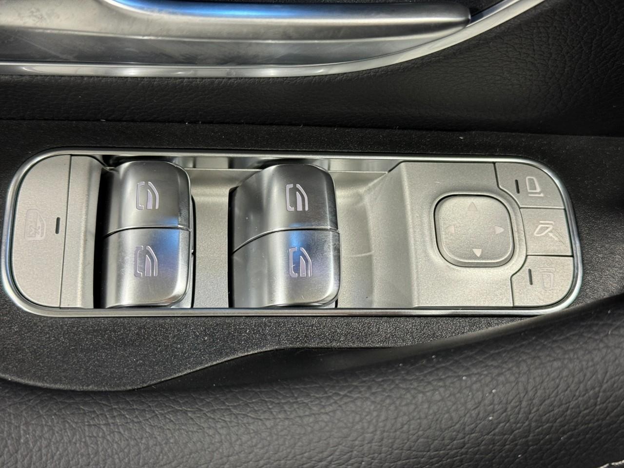 Mercedes-Benz GLS Vehicle Full-screen Gallery Image 29