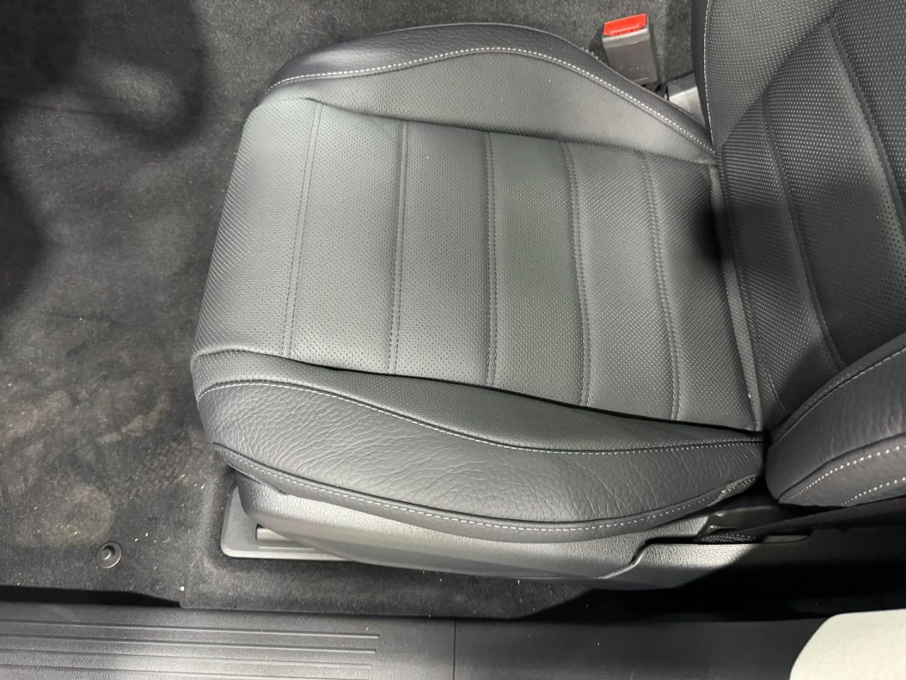 Mercedes-Benz GLS Vehicle Full-screen Gallery Image 32