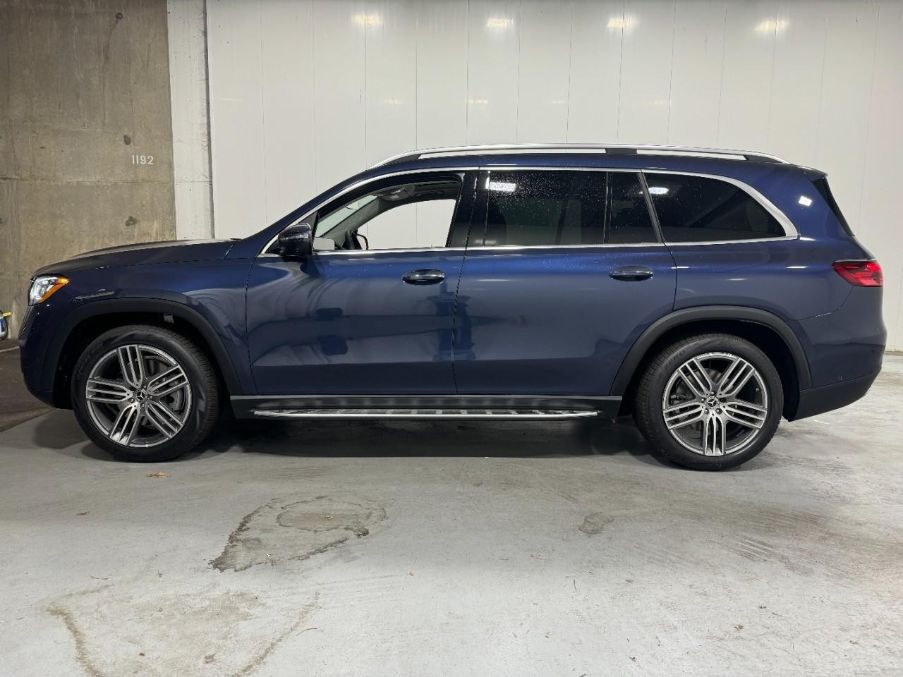 Mercedes-Benz GLS Vehicle Full-screen Gallery Image 2