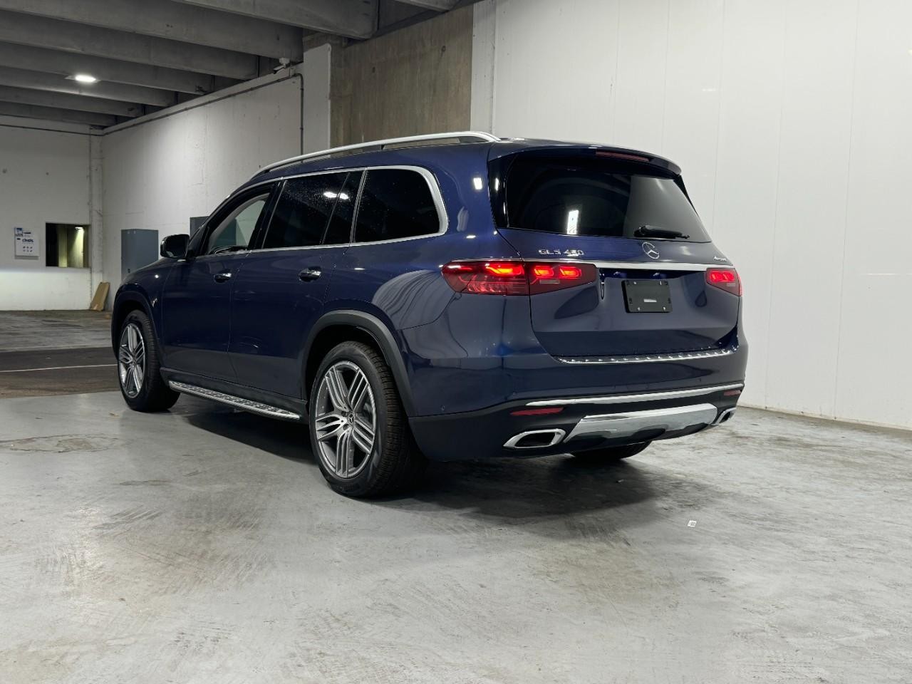 Mercedes-Benz GLS Vehicle Full-screen Gallery Image 3