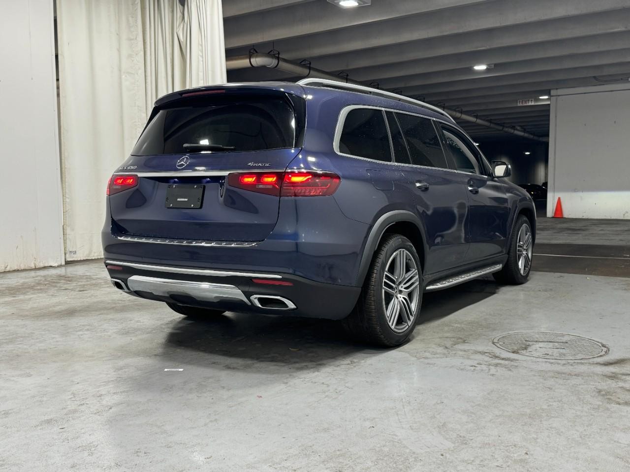 Mercedes-Benz GLS Vehicle Full-screen Gallery Image 4