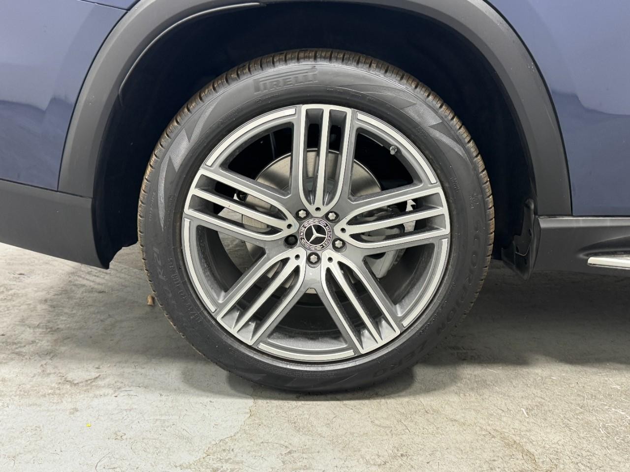 Mercedes-Benz GLS Vehicle Full-screen Gallery Image 5