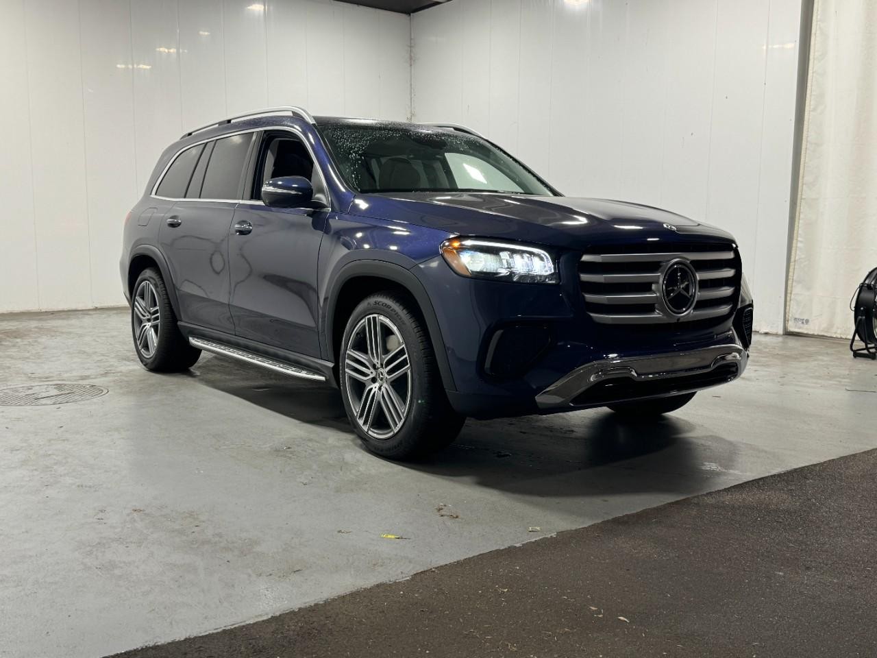 Mercedes-Benz GLS Vehicle Full-screen Gallery Image 6