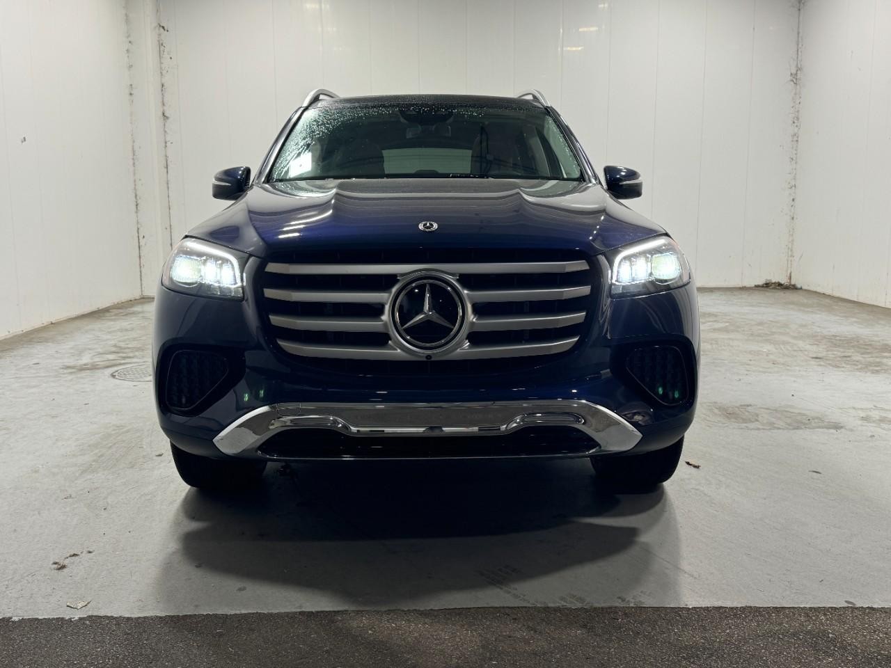 Mercedes-Benz GLS Vehicle Full-screen Gallery Image 7