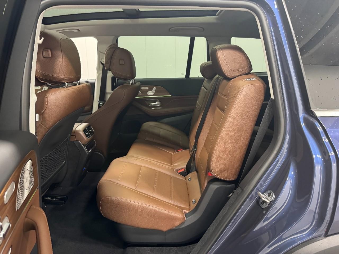 Mercedes-Benz GLS Vehicle Full-screen Gallery Image 9