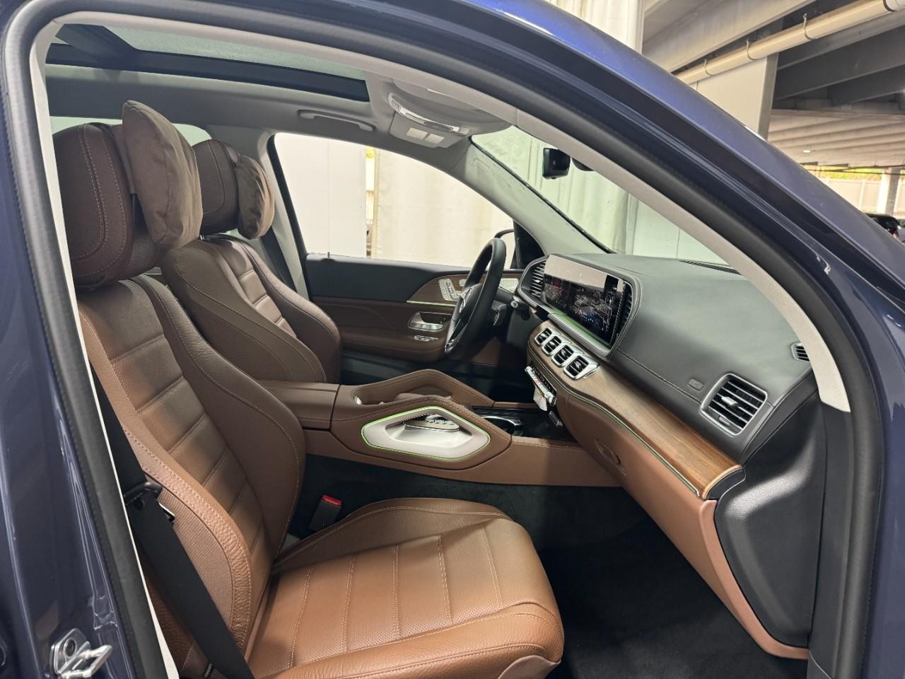 Mercedes-Benz GLS Vehicle Full-screen Gallery Image 21