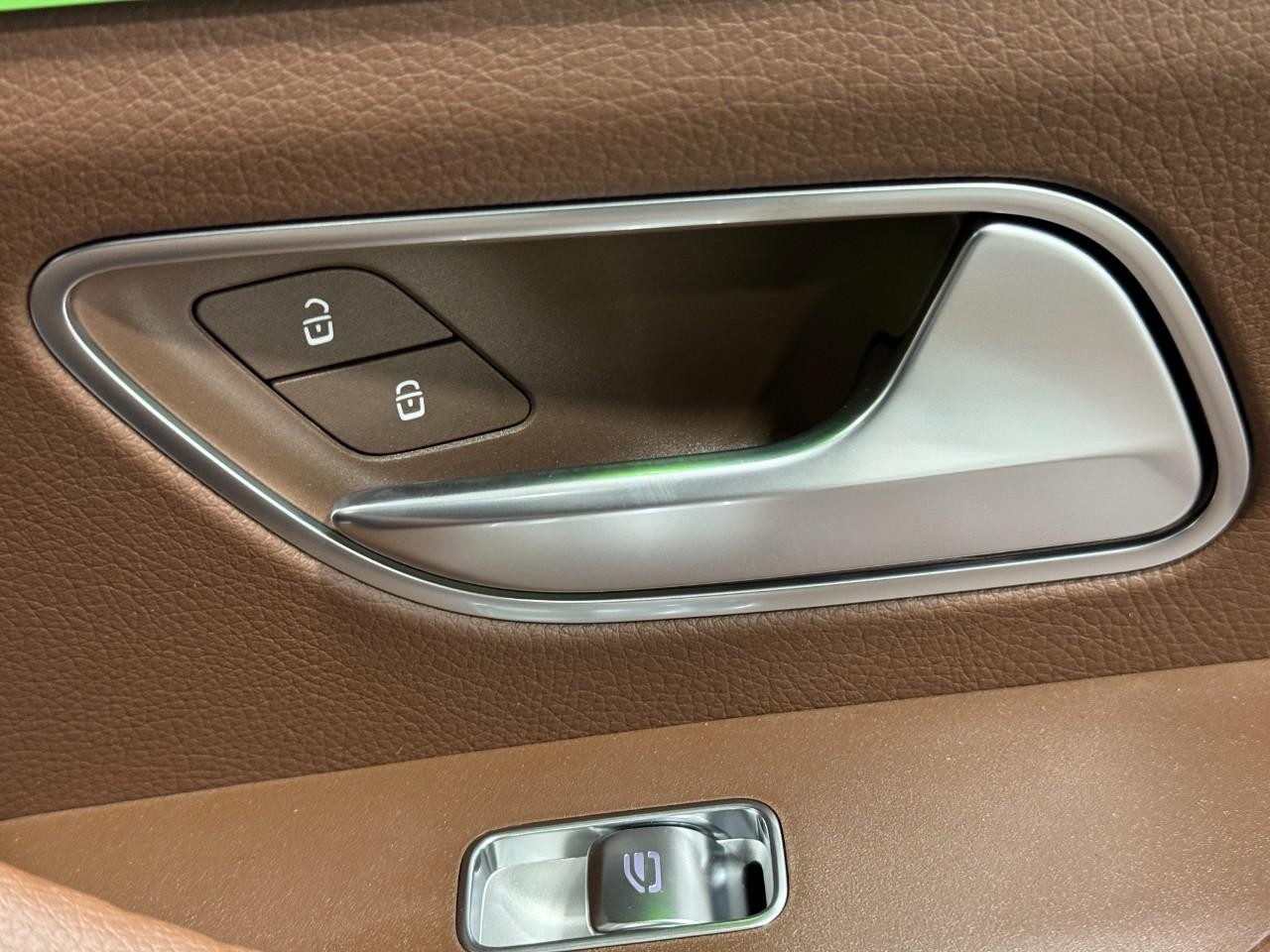 Mercedes-Benz GLS Vehicle Full-screen Gallery Image 24