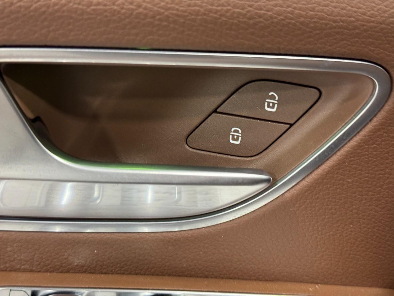 Mercedes-Benz GLS Vehicle Full-screen Gallery Image 28