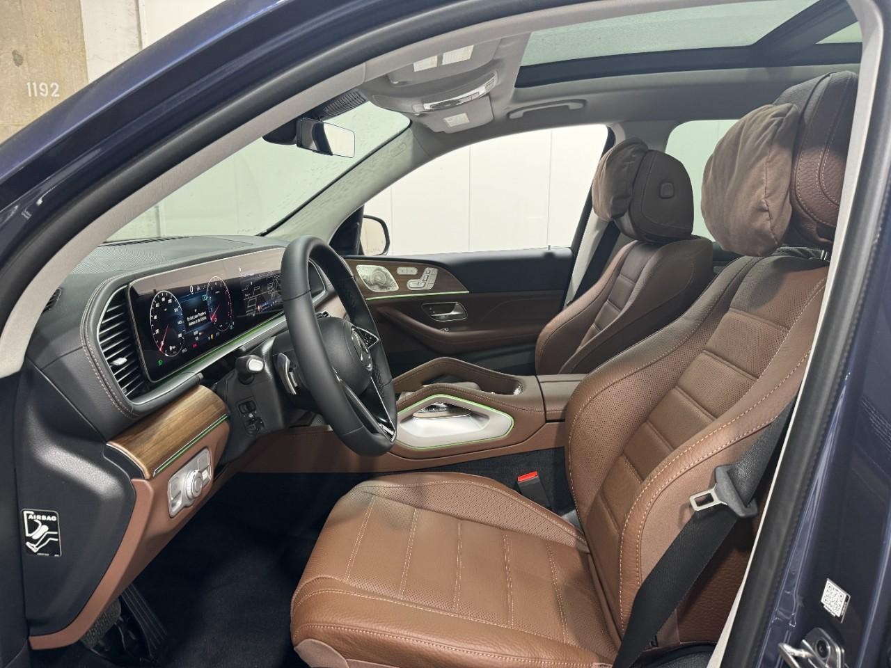 Mercedes-Benz GLS Vehicle Full-screen Gallery Image 31