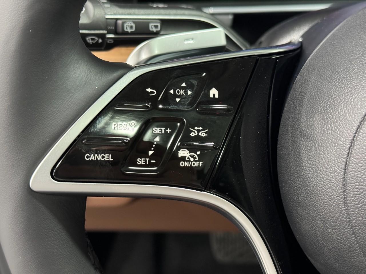 Mercedes-Benz GLS Vehicle Full-screen Gallery Image 34