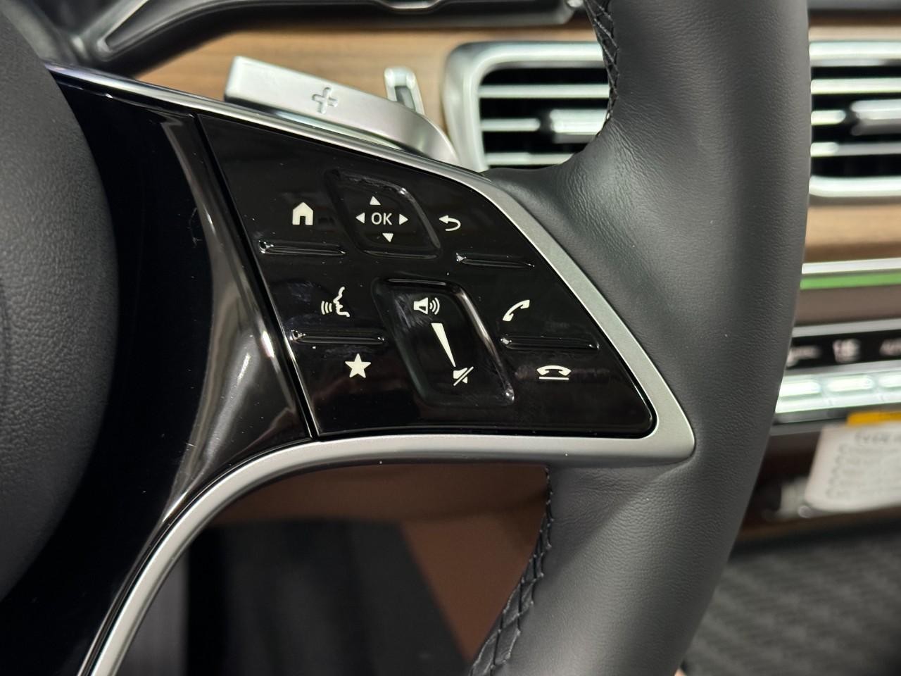 Mercedes-Benz GLS Vehicle Full-screen Gallery Image 35