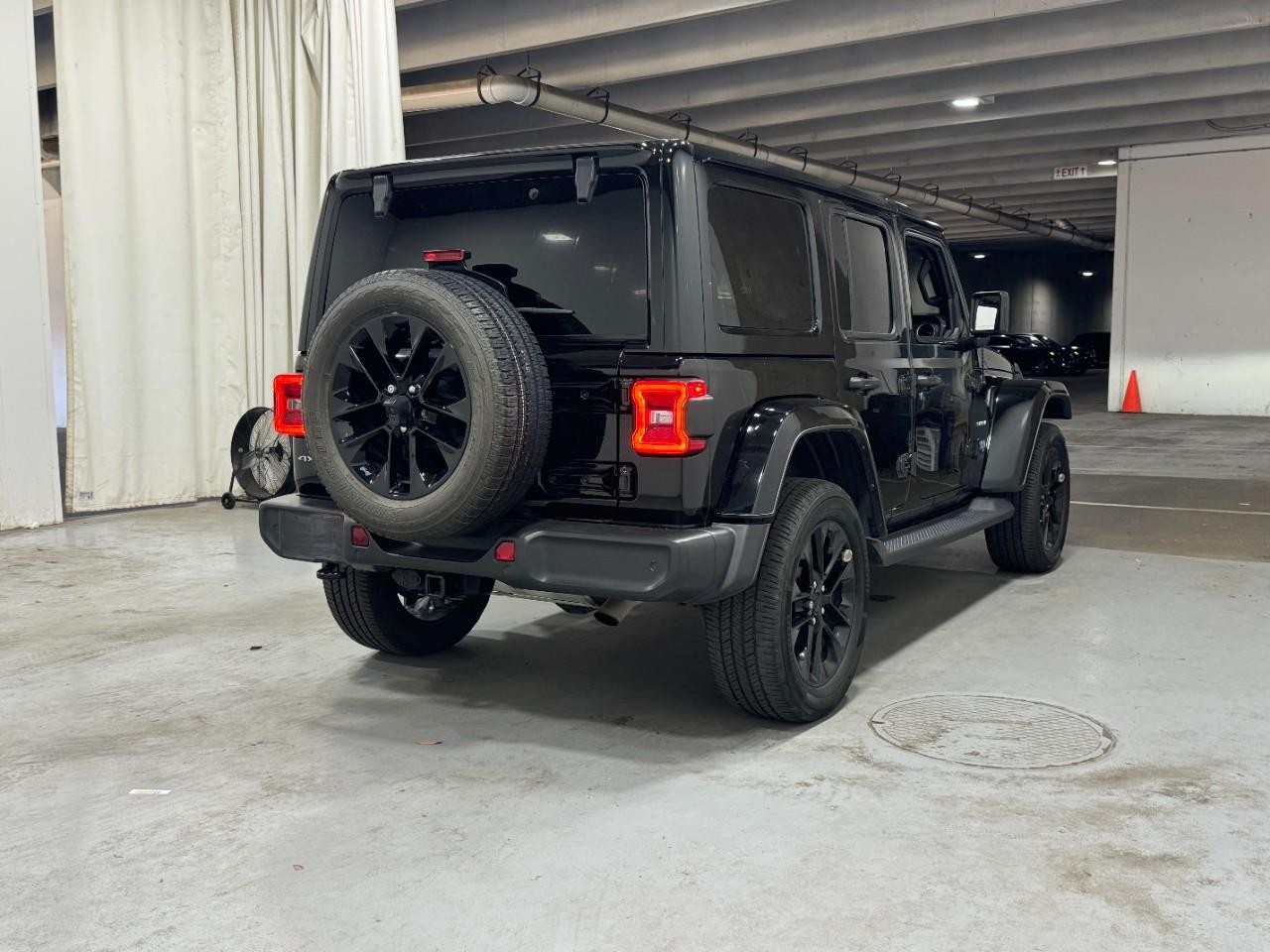 Jeep Wrangler 4xe Vehicle Full-screen Gallery Image 04