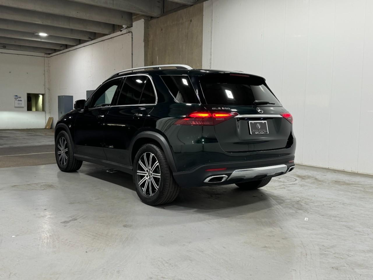 Mercedes-Benz GLE Vehicle Full-screen Gallery Image 3