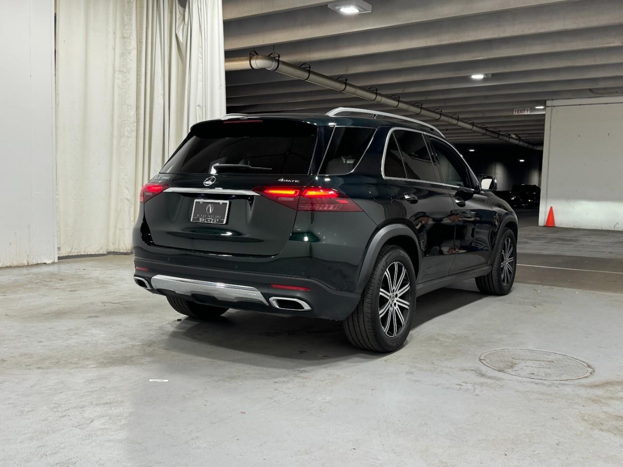 Mercedes-Benz GLE Vehicle Full-screen Gallery Image 4