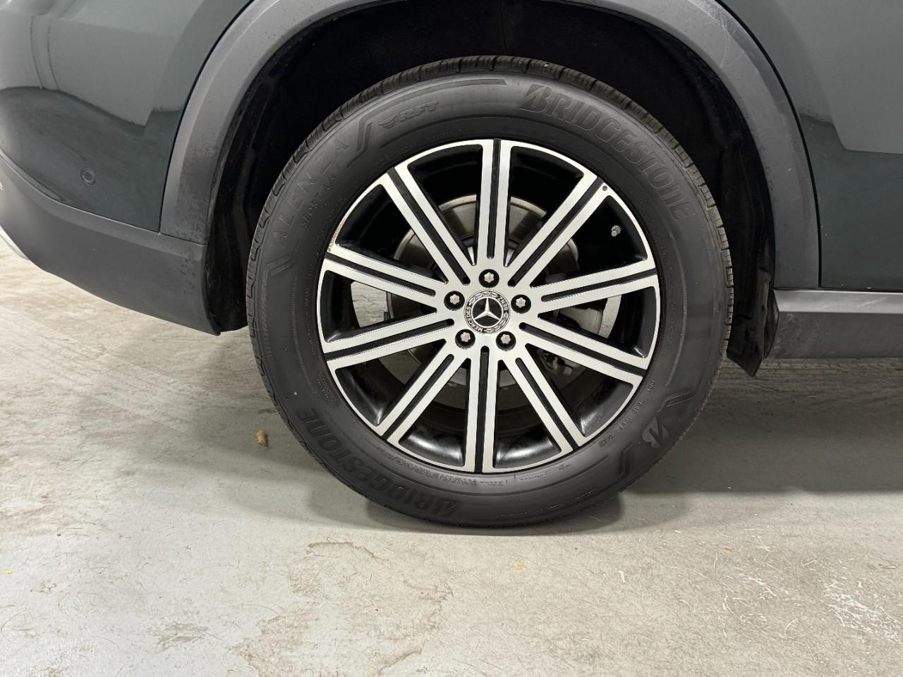 Mercedes-Benz GLE Vehicle Full-screen Gallery Image 5