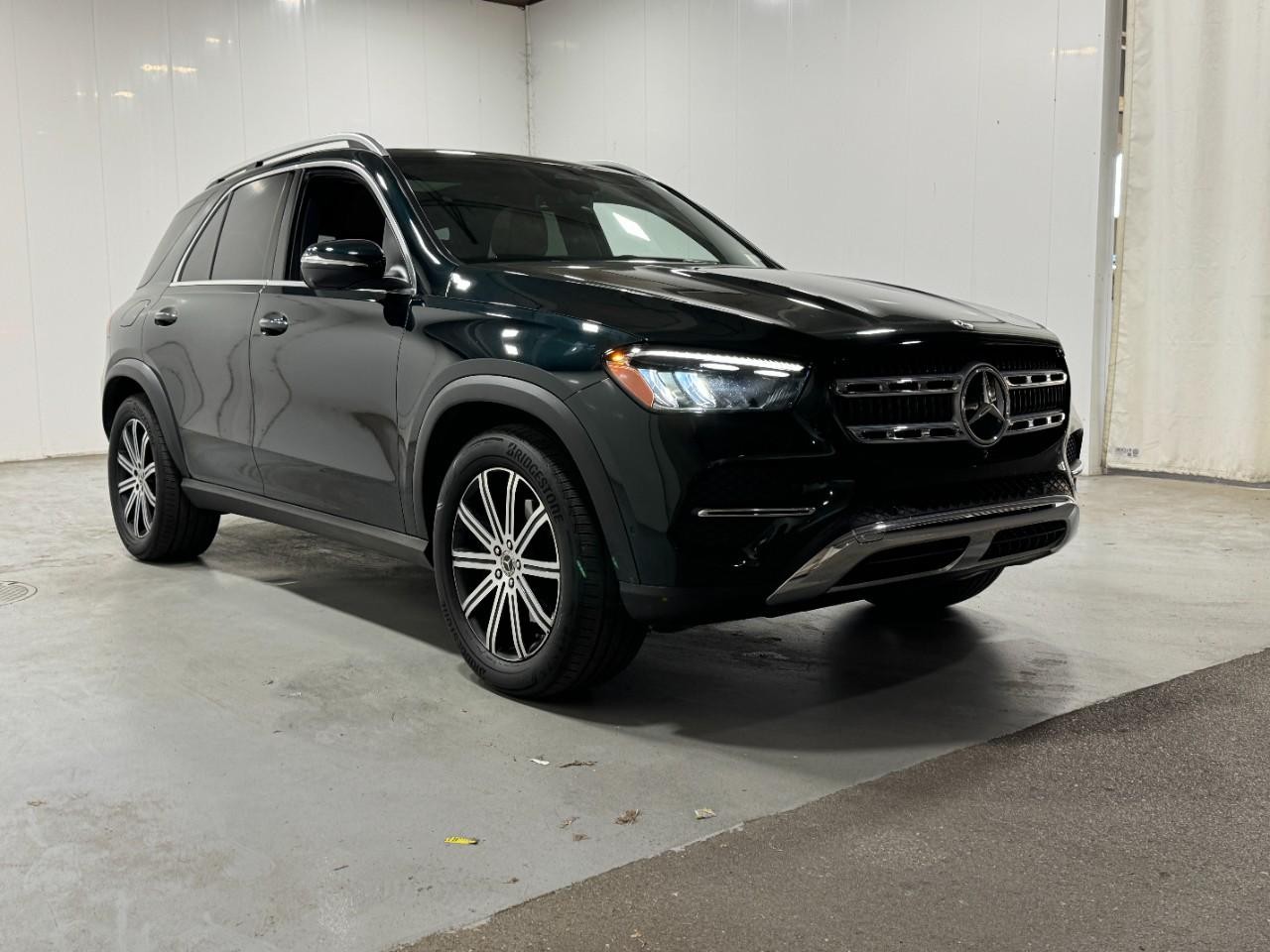 Mercedes-Benz GLE Vehicle Full-screen Gallery Image 6