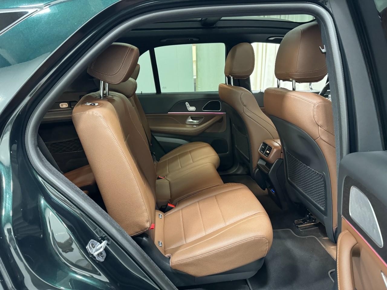 Mercedes-Benz GLE Vehicle Full-screen Gallery Image 12