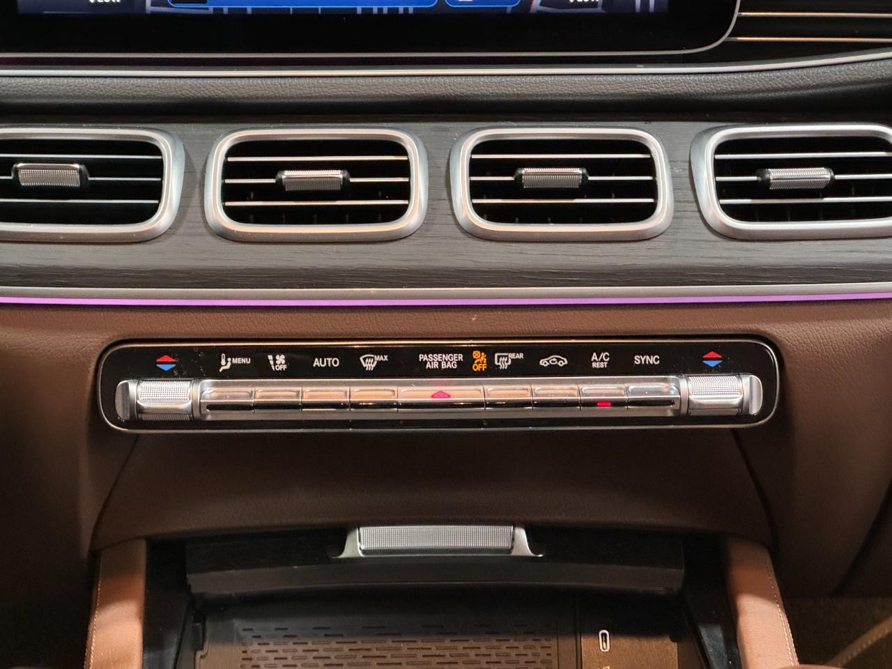 Mercedes-Benz GLE Vehicle Full-screen Gallery Image 17