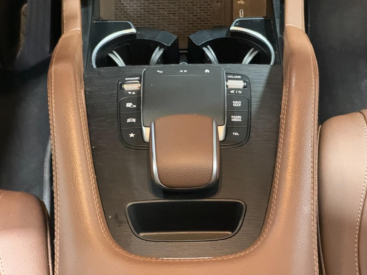 Mercedes-Benz GLE Vehicle Full-screen Gallery Image 18