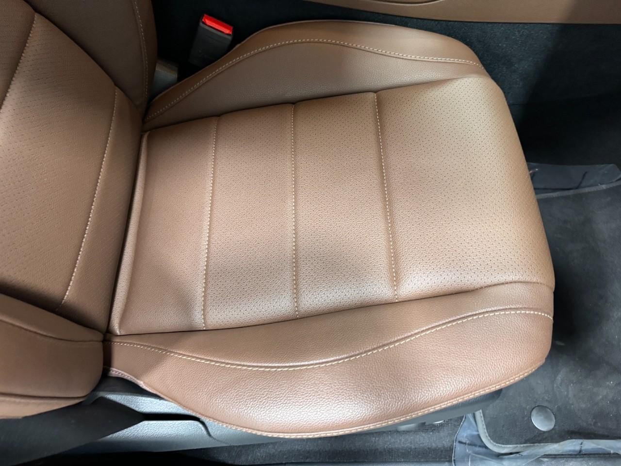 Mercedes-Benz GLE Vehicle Full-screen Gallery Image 21