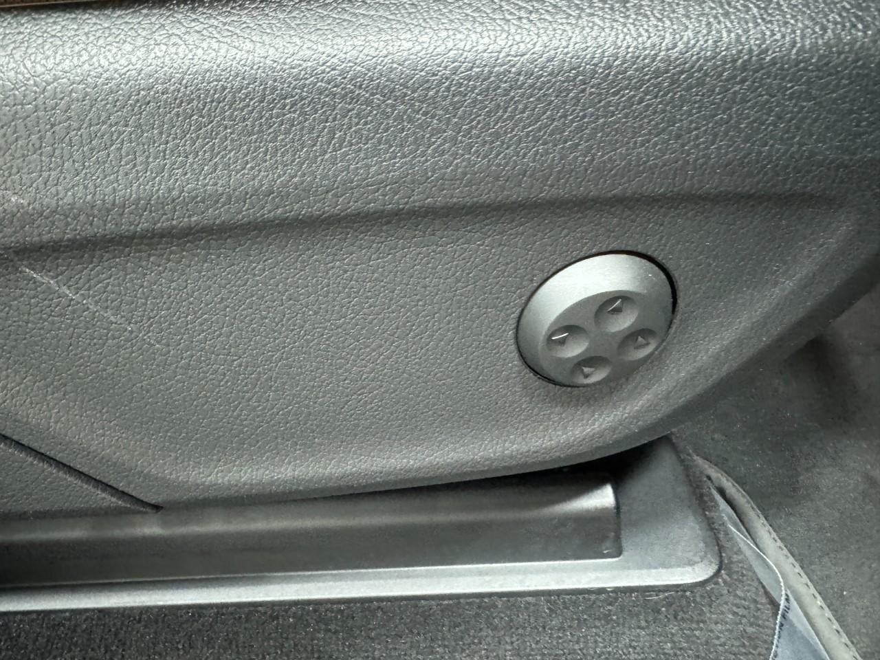 Mercedes-Benz GLE Vehicle Full-screen Gallery Image 22