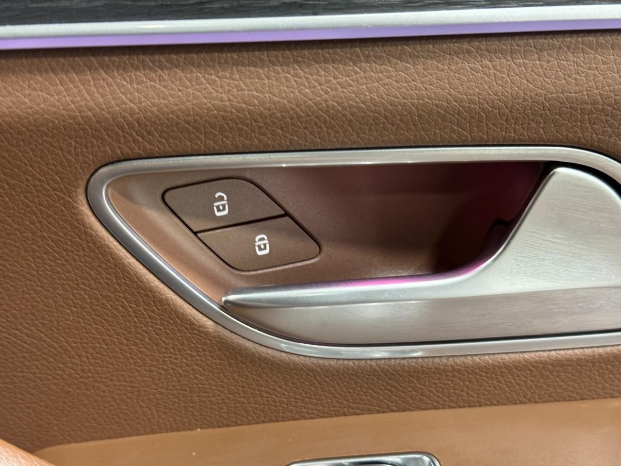 Mercedes-Benz GLE Vehicle Full-screen Gallery Image 24