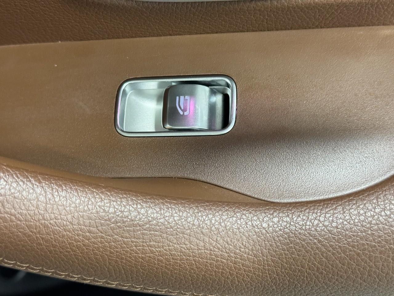 Mercedes-Benz GLE Vehicle Full-screen Gallery Image 25